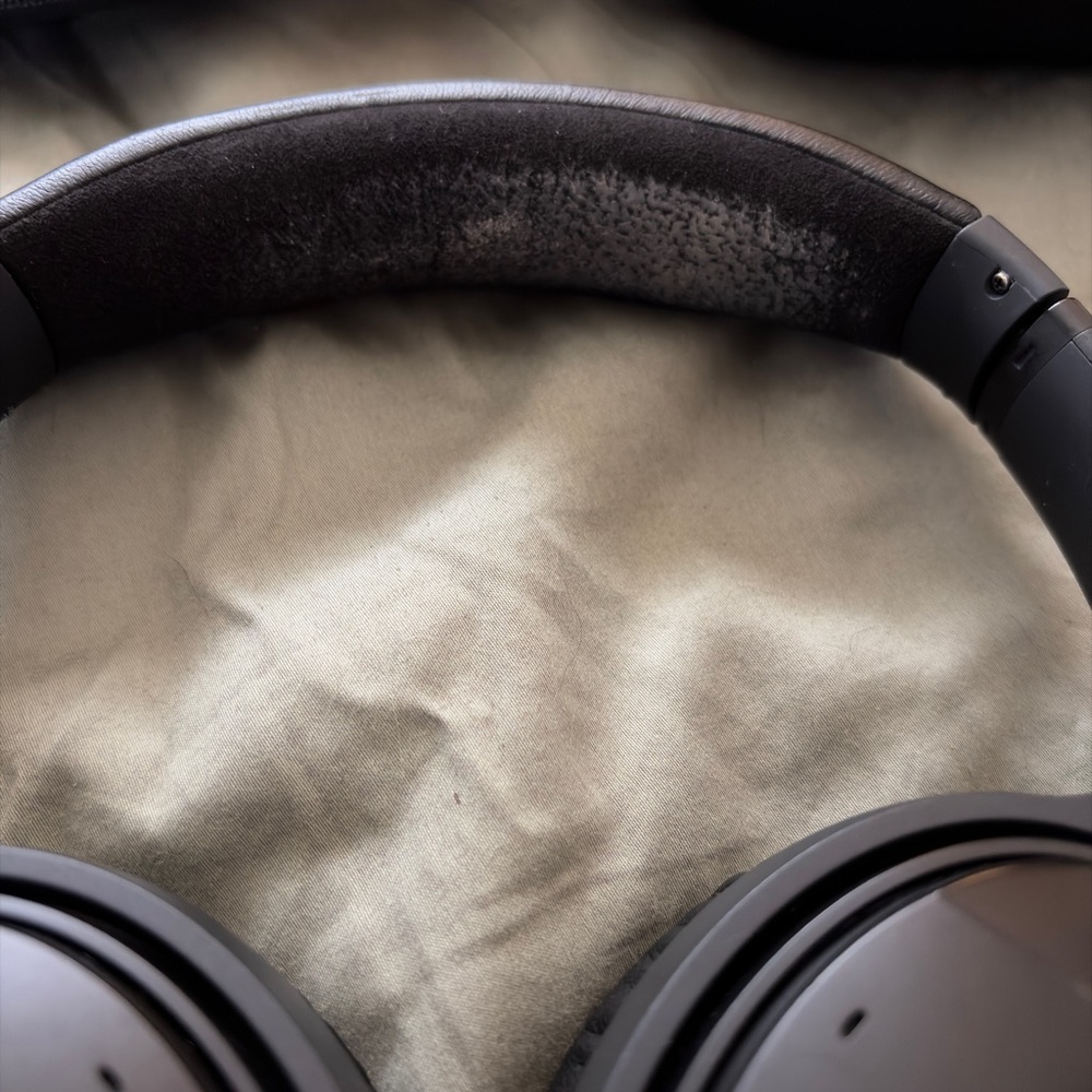 Bose QuietComfort 35 (Series I) Wireless Headphones, Noise Cancelling - Black - Picture 4 of 7